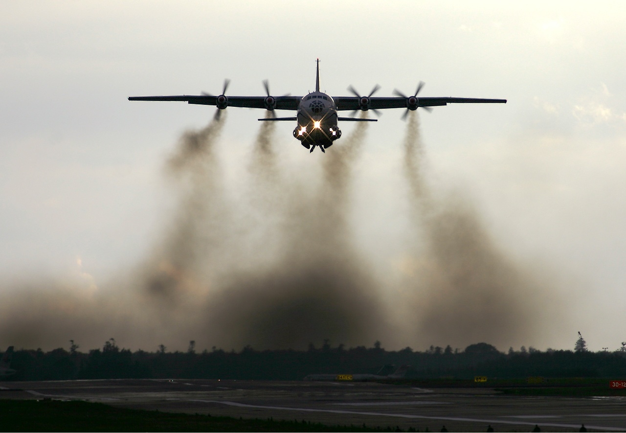 Antonov An-12 4